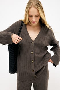Strikket ribbet cardigan med V-udskæring