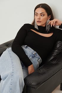 Geripptes Oberteil mit Cut-out-Detail vorne