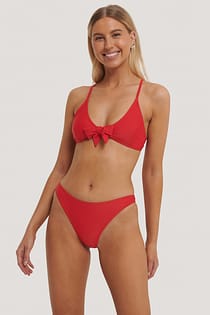 Bikinitruse med høy skjæring