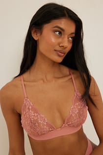 Elastisches Triangel-Top mit Spitze
