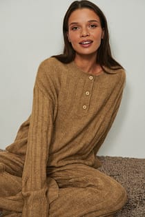 Ripp-Strickpullover mit Knopfdetail