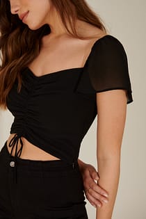 Recycelte kurze Bluse mit fließenden Ärmeln