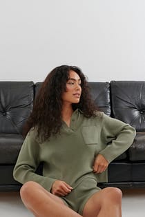 Ribbstickad tröja med knappar