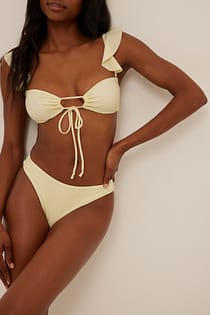 Hochgeschnittenes Bikinihöschen