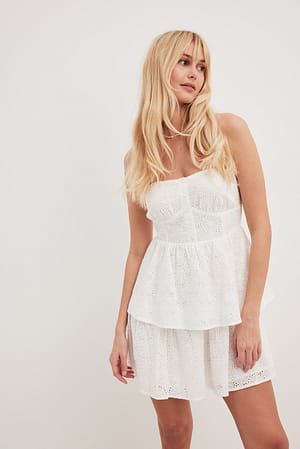 Bandeau-minikjole i broderie anglaise med flæser