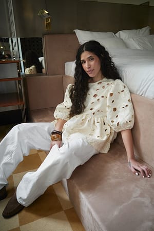 Cream Bluse med pufærmer og broderie anglaise