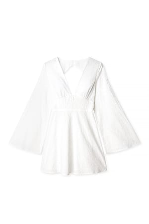 White Anglaise-Minikleid mit Trompetenärmeln