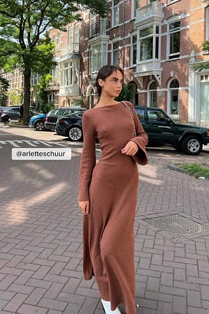 Brown Maxikleid mit tiefem Rückenausschnitt und weiten Ärmeln
