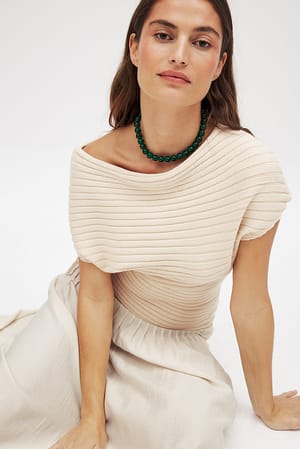 Top med asymmetrisk ribstrik