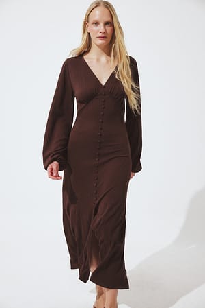 Brown Vestido maxi con botones y mangas abullonadas