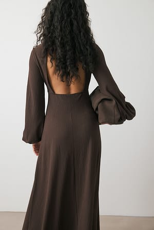 Brown Maxikleid mit Ballonärmeln und offenem Rücken