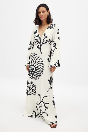 Robe longue à manches bouffantes et dos ouvert