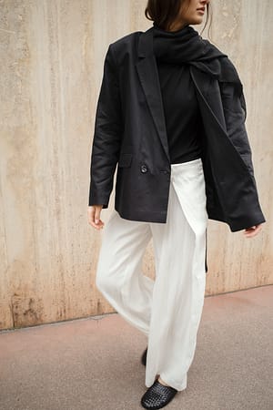 Offwhite Vid bukse med beltedetaljer