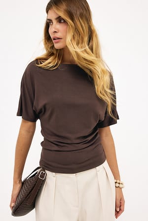 Brown T-skjorte med båthals
