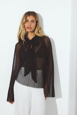 Black Bluse med sløjfe i halsudskæring