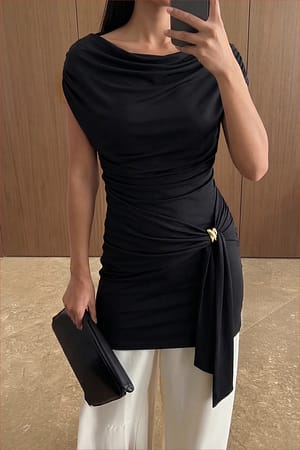 Black Minivestido drapeado con detalle de hebilla