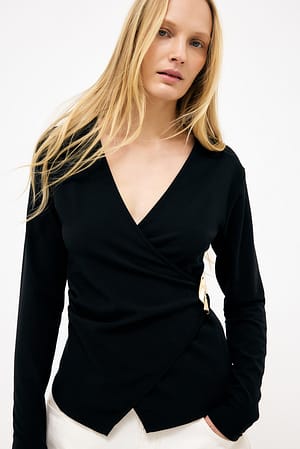 Black Top de hebilla superpuesto