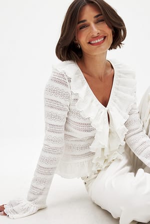 Offwhite Top med flæser og knapper