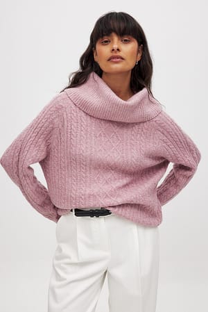 Kabelstrikket sweater med rullekrave