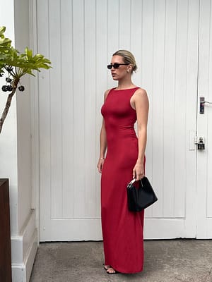 Ærmeløs maxi Soft Line kjole med bådudskæring