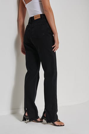 Black Jeans mit hoher Taille und Schlitz hinten