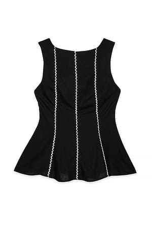 Black Topp med kontrastdetaljer