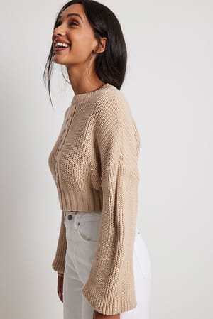 Light Beige Kurzer Strickpullover mit Zopfmuster