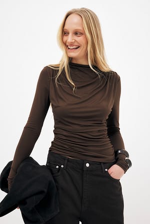 Light Brown drapiertes Jersey-Oberteil mit langen Ärmeln