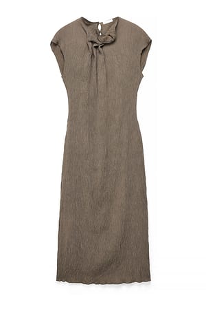 Brown Midikleid mit kurzen Ärmeln und drapiertem Ausschnitt
