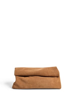 Tan Clutchveske i semsket skinn med foldedetaljer