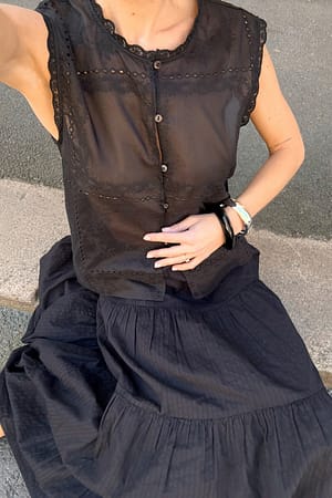 Black Vest med blonder og broderier