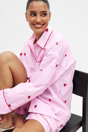 Oversize-Hemd mit Stickereidetail