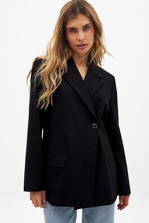 Åtsittande blazer med omlott