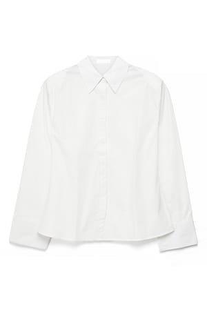 White Figursydd skjorta med axelvadd