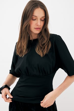 Black T-skjorte med tettsittende liv