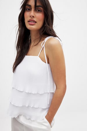 Offwhite Topp med volang och knyt i axlarna