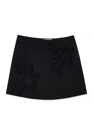 Black Mininederdel med blomsterapplikation