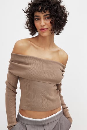Taupe Strikket top med fold uden skulder
