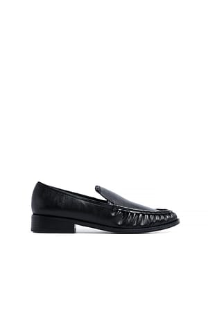 Black Loafers med rysjedetaljer