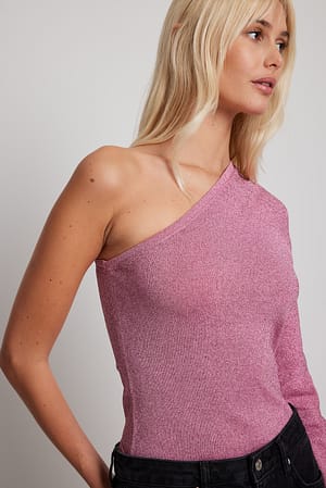 Strikket top med én skulder og glitter
