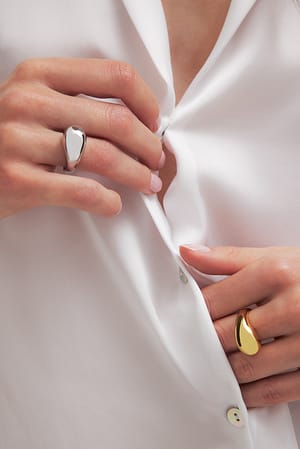 Kraftig ring med gullbelagt overflate