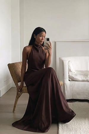 Brown Maxikjole i satin med halterneck