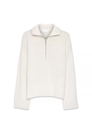 Offwhite Stickad tröja med hög krage och dragkedja