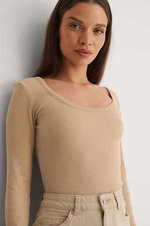Dark Beige Organisches geripptes Oberteil mit rundem Ausschnitt