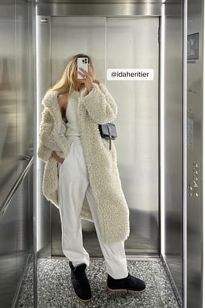 Offwhite Fluffig lockig teddykappa
