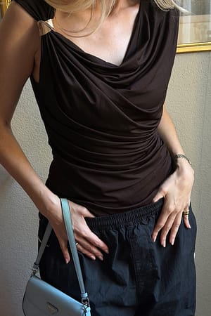 Brown Top sin mangas con hebilla
