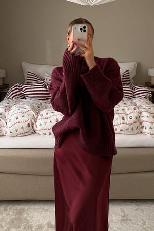 Burgundy Maxinederdel i satin med mellemhøj talje