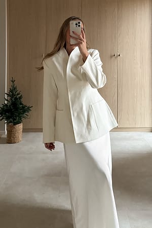 Offwhite Maxinederdel i satin med mellemhøj talje