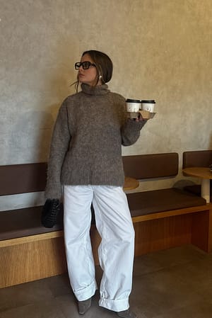 Nougat Strikket sweater i alpacablanding med rullekrave