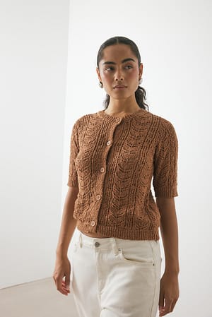 Brown kurzärmeliger Strick-Cardigan aus Häkelarbeit